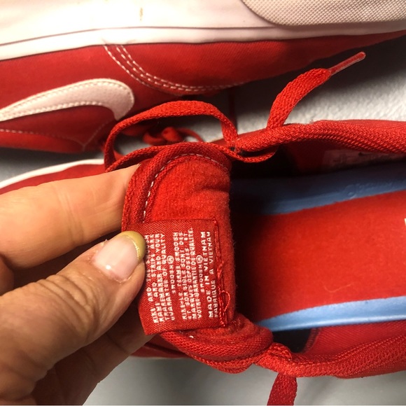 Men’s Nike tennis shoes in bright red! - Picture 5 of 6